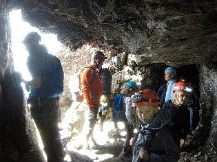 Familie in der Höhle