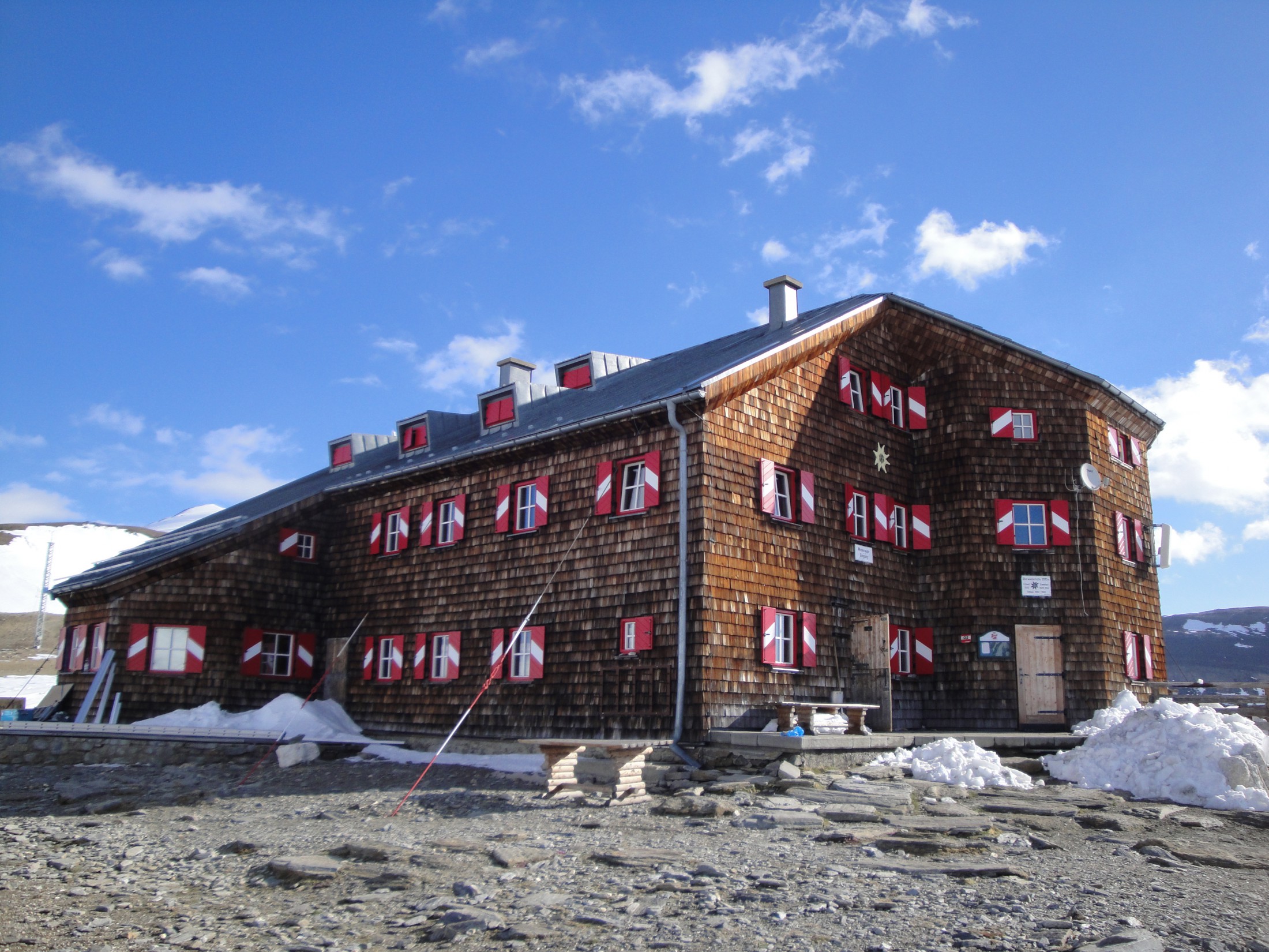 Eingang der Oberwalderhütte mit Terrasse 