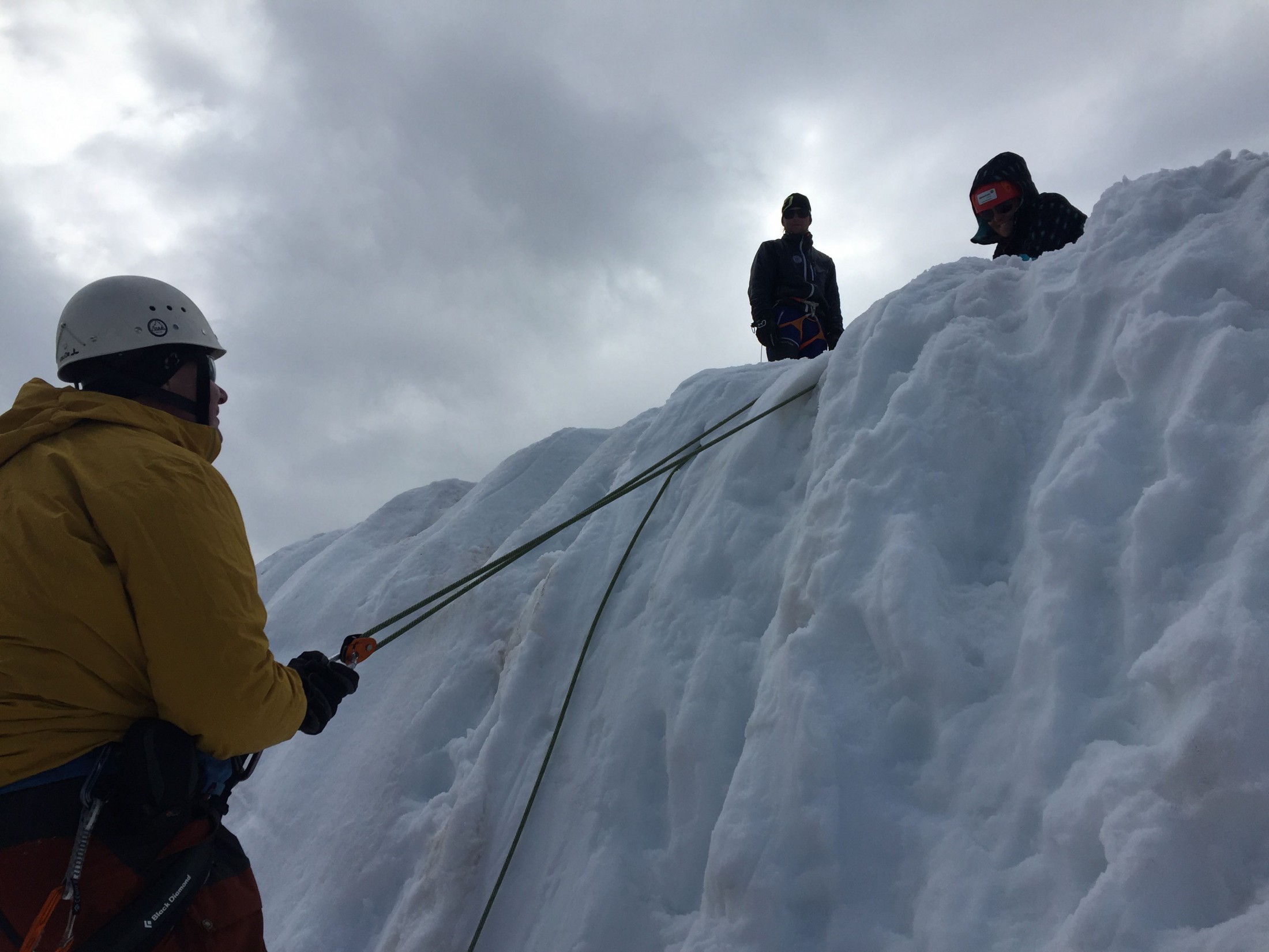 Kletterer seilt sich in eine Gletscherspalte ab